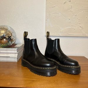 DR MARTENS PLATFORM CHELSEA BOOTS